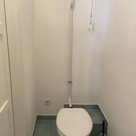 Апартаменти Geraeumige Altbauwohnung Im Zentrum
