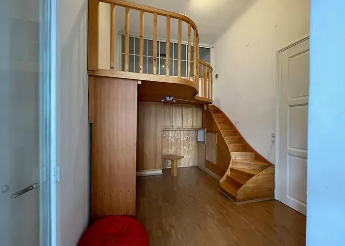 Geraeumige Altbauwohnung Im Zentrum *