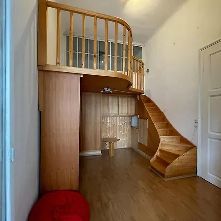 Geraeumige Altbauwohnung Im Zentrum *